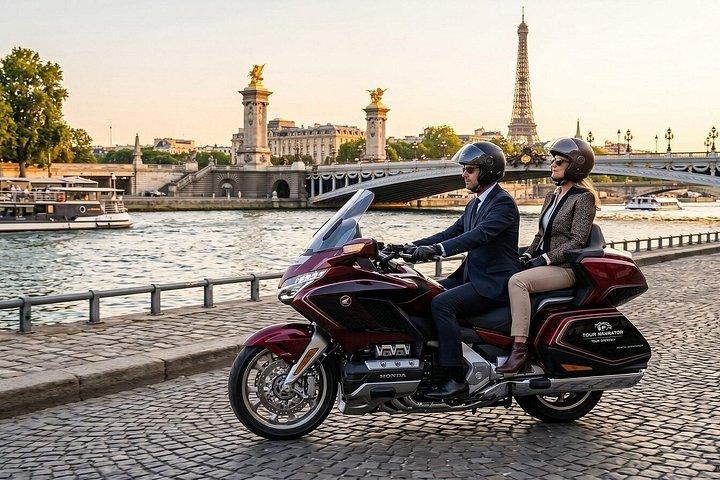 パリエッセンシャルプライベート1時間ホンダゴールドウイングバイクツアー