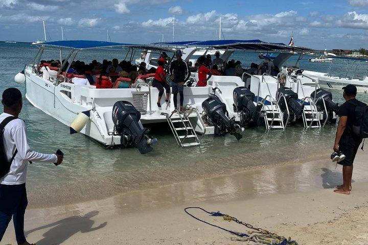 サオナ島カタマランでのランチとプンタカナからの送迎