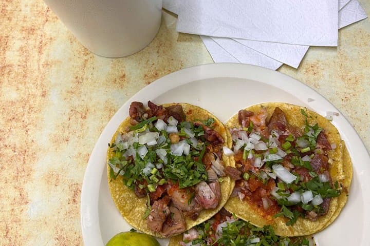 Tour with friends to Azteca Stadium, tacos and drink of the gods
