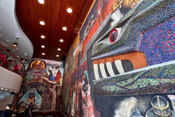 Tour with friends to Azteca Stadium, tacos and drink of the gods