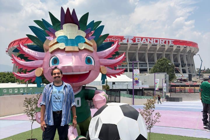 Tour with friends to Azteca Stadium, tacos and drink of the gods