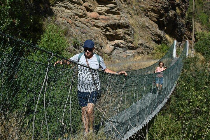 シエラネバダ山脈でのハイキング：洞窟、橋、天然プール