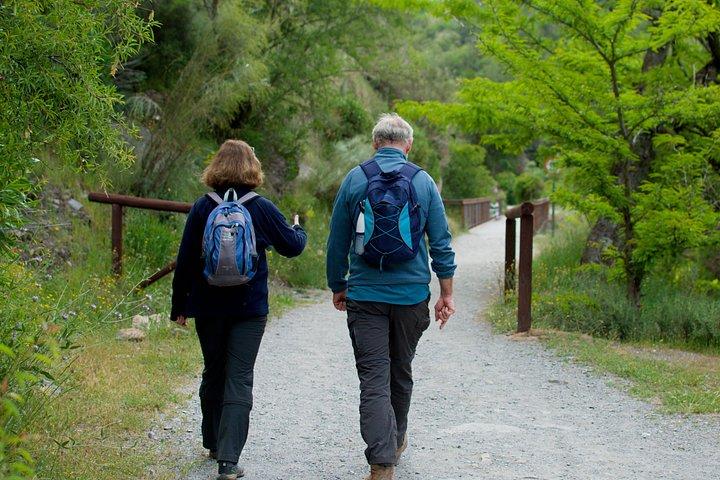 シエラネバダ山脈でのハイキング:洞窟、橋、天然プール