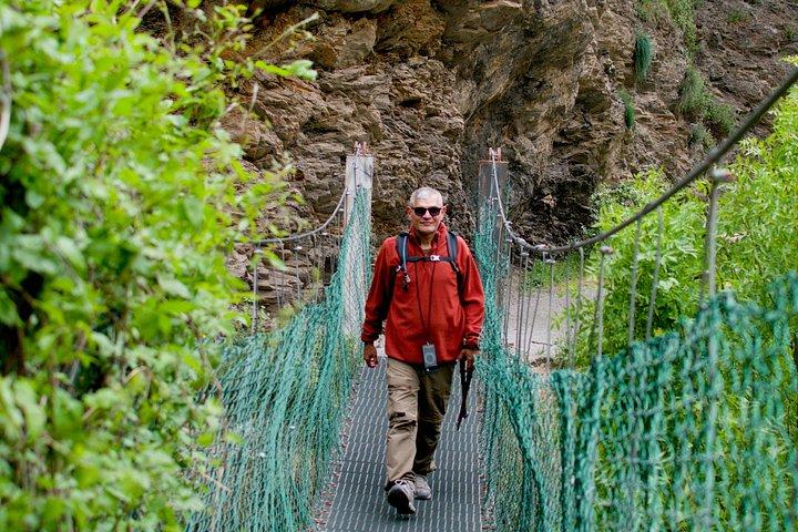 シエラネバダ山脈でのハイキング：洞窟、橋、天然プール