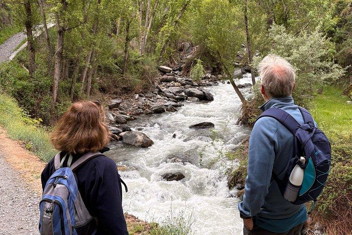 シエラネバダ山脈でのハイキング：洞窟、橋、天然プール