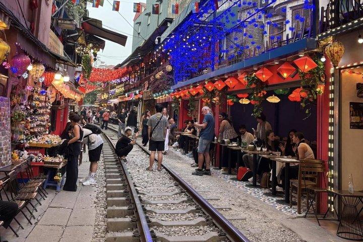 Privé : Hanoi Walking Street Food Tour + Hanoi train street