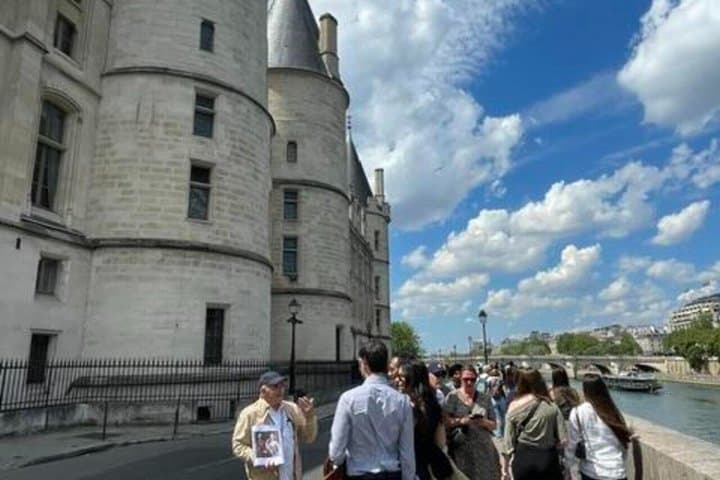 Paris French Revolution Walking Tour with Augmented Reality