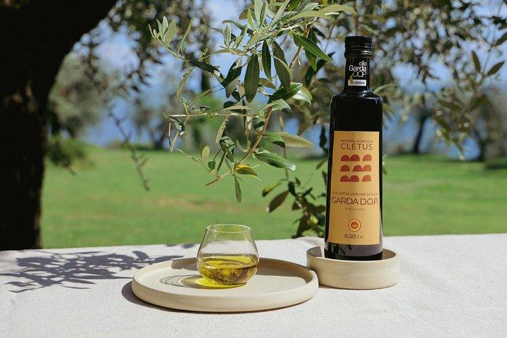 Degustazione di olio d'oliva con cibo locale sulle colline del Lago di Garda
