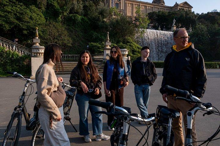 プレミアムオランダ語Eバイクで巡るバルセロナ・モンジュイック観光ツアー