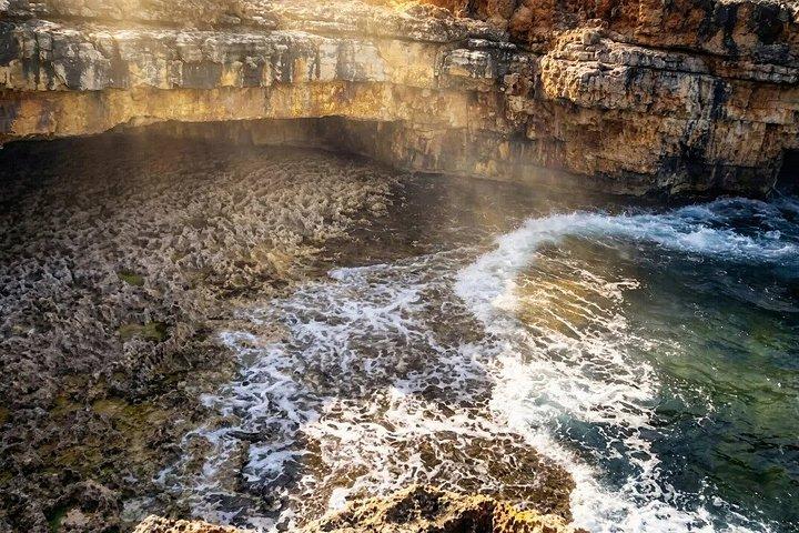 モノポリからポリニャーノへ：食前酒付き洞窟ボートツアー