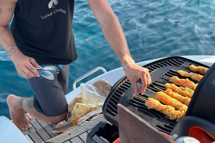ミコノスカタマランクルーズ日またはサンセットツアー（食事とドリンク付き）