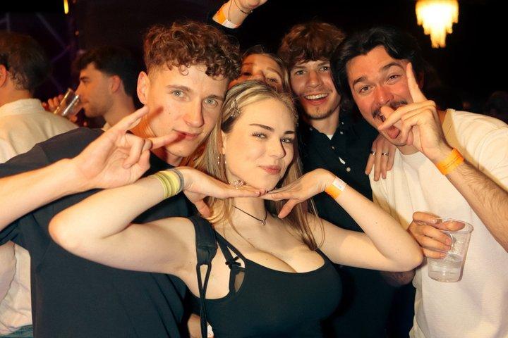 Drunken Monkey Blaze Pub Crawl: 2hr Unlimited Drinks & Club EP!C