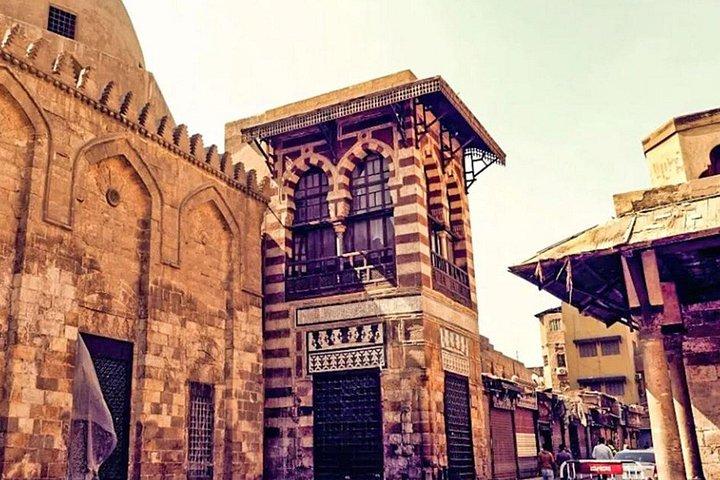 Express Walking Tour in El Moez Street