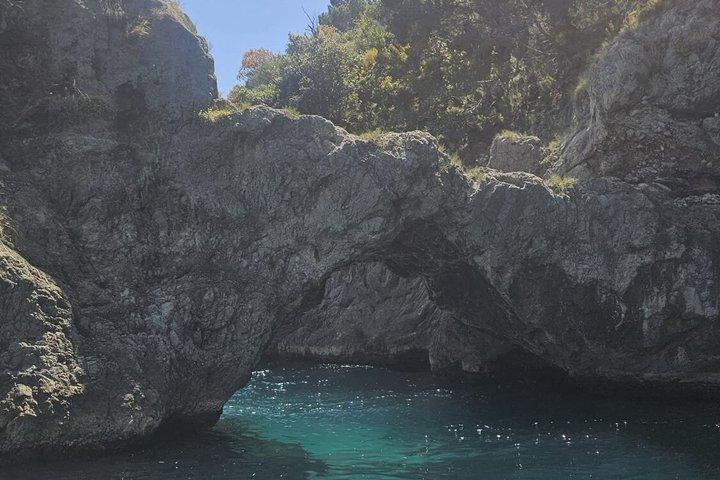 Tour privado personalizado en barco por la costa de Amalfi de Salerno a Positano