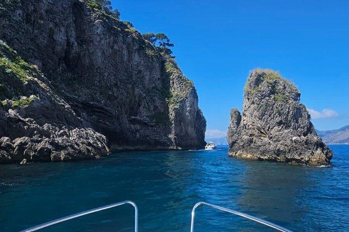 Tour privado personalizado en barco por la costa de Amalfi de Salerno a Positano