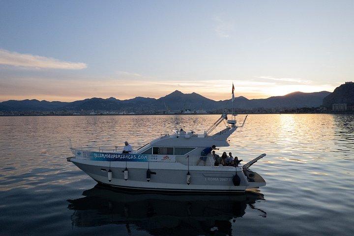 Sonnenuntergang auf einem Boot in Palermo mit Palermo Experiences