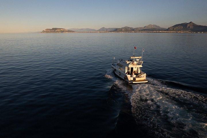 Sonnenuntergang auf einem Boot in Palermo mit Palermo Experiences