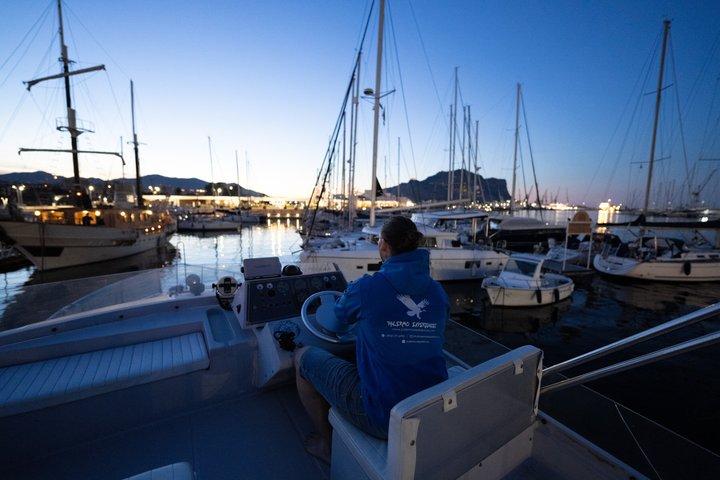 Sonnenuntergang auf einem Boot in Palermo mit Palermo Experiences