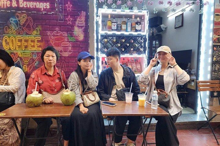 Eスクーターでストリートフードと楽しさでハノイのナイトライフを探索