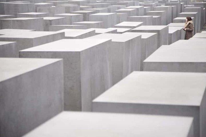 Berlin Reichstag and Holocaust Memorial Walking Tour