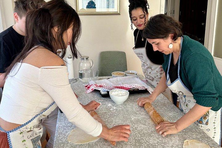 イスタンブールの地元のお母さんとバクラヴァを料理する