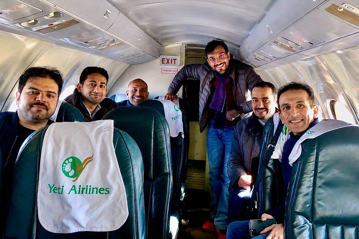 カトマンズ：飛行機でエベレスト飛行、ヘリコプター着陸ツアー