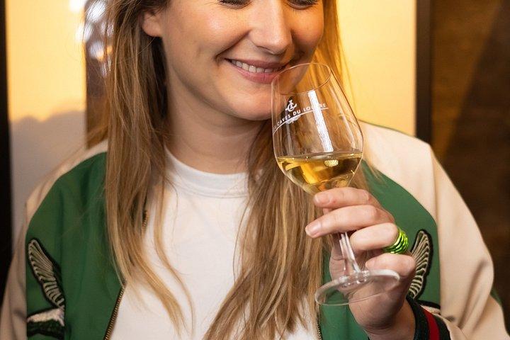 パリの快楽主義者がジンワインとシャンパンの試飲を体験