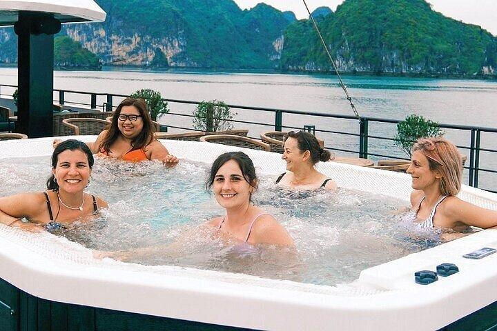 ラグジュアリーハロンカタマラン日帰りクルーズ-ハノイからランハ湾を探索