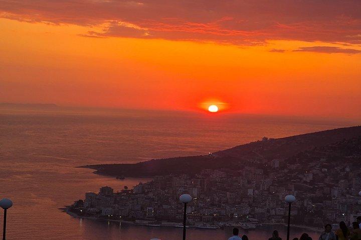 サランドまたはクサミルからのブルーアイ体験とレクルシ城の夕日