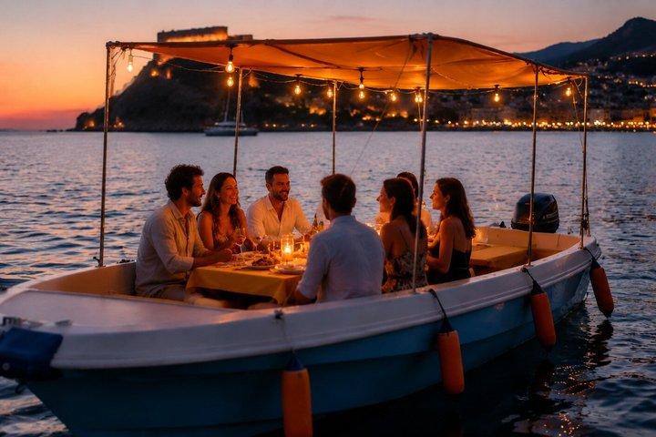 Excursión en barco al atardecer por Cinque Terre con cena, bebidas y parada para nadar.