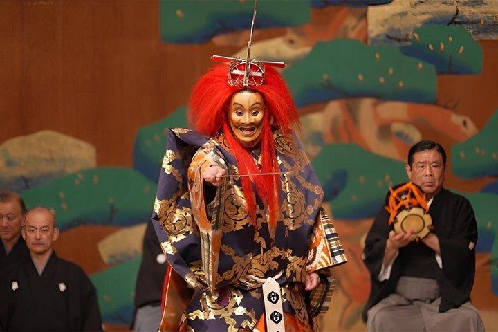 Imagina a Noh con leyendas y risas en el escenario