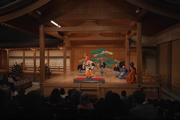 Imagina a Noh con leyendas y risas en el escenario