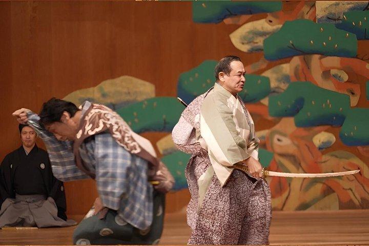 Imagina a Noh con leyendas y risas en el escenario