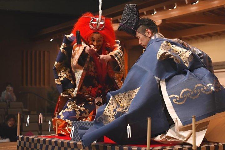 Imagina a Noh con leyendas y risas en el escenario