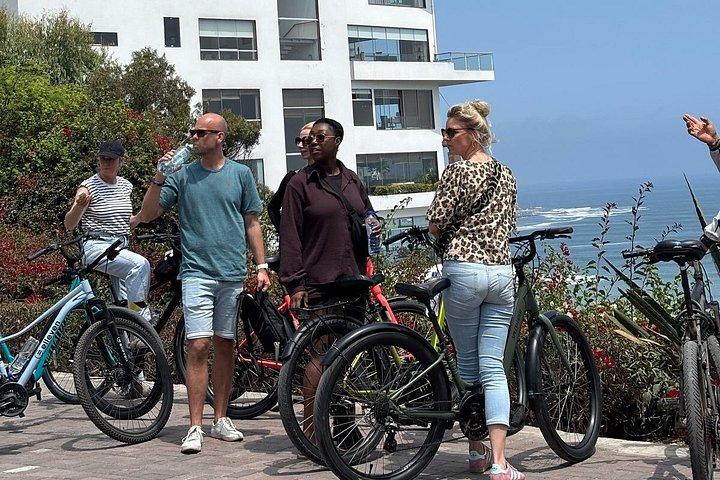 ミラフローレス＆バランコを巡るプライベートバイクツアー