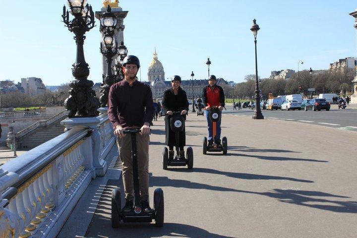 家族や友人と楽しめるパリのセグウェイツアー特別オファー
