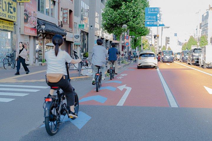 東京の街と寺域を巡る早朝サイクリングツアー