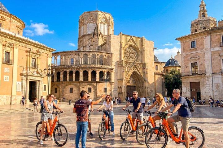 ガイド付き自転車または電動自転車ツアーでバレンシア市のハイライトを巡る