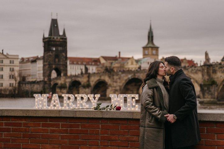 プラハでサプライズプロポーズフォトグラファー-婚約写真撮影