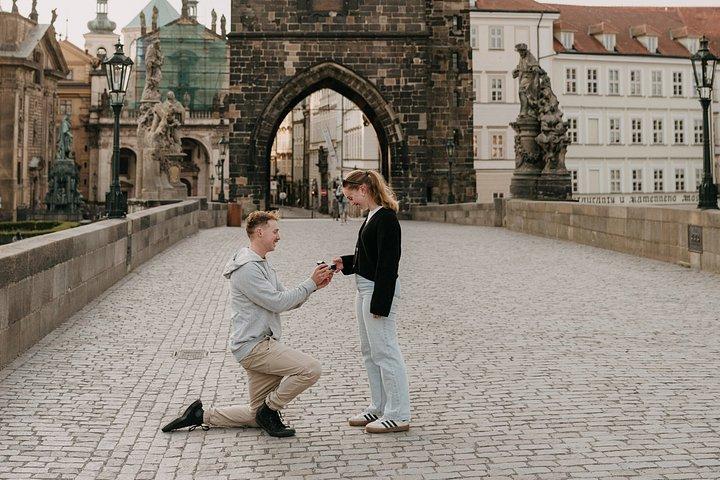 プラハでサプライズプロポーズフォトグラファー-婚約写真撮影