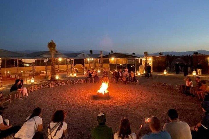 Marrakech Agafay Desert Sunset Dinner Show & trasferimento in hotel
