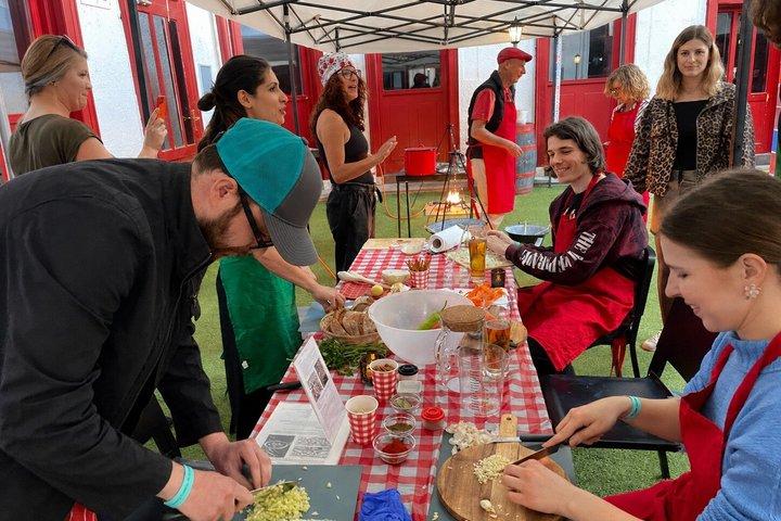 Budapest Gulasch Kochen und Treffen in einer Ruinenbar am Samstag