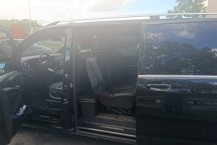 Paris to Disneyland Paris Premium Private Transfer