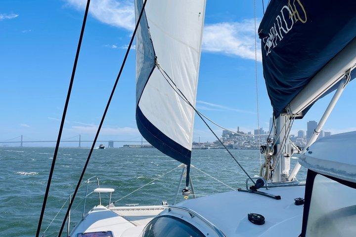 Naviguez dans la baie de San Francisco sur le catamaran sans gelures