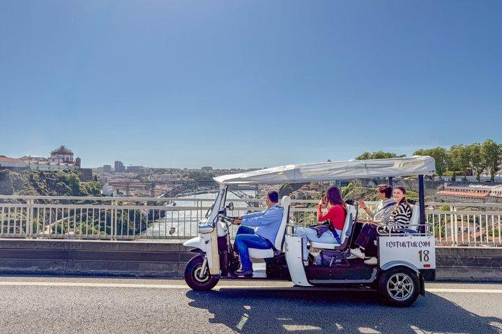 Food & Wine Porto Tour em Eco Tuk Tuk privado com um local