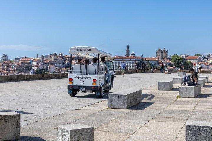 Food & Wine Porto Tour em Eco Tuk Tuk privado com um local