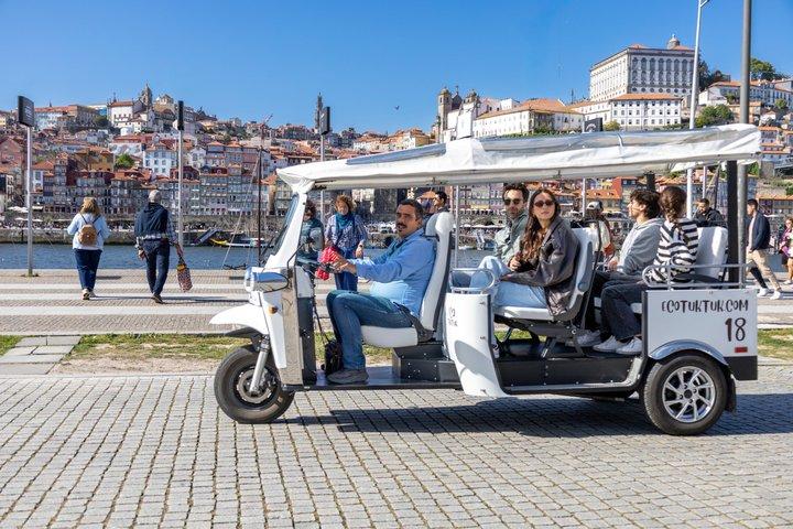 Food & Wine Porto Tour em Eco Tuk Tuk privado com um local