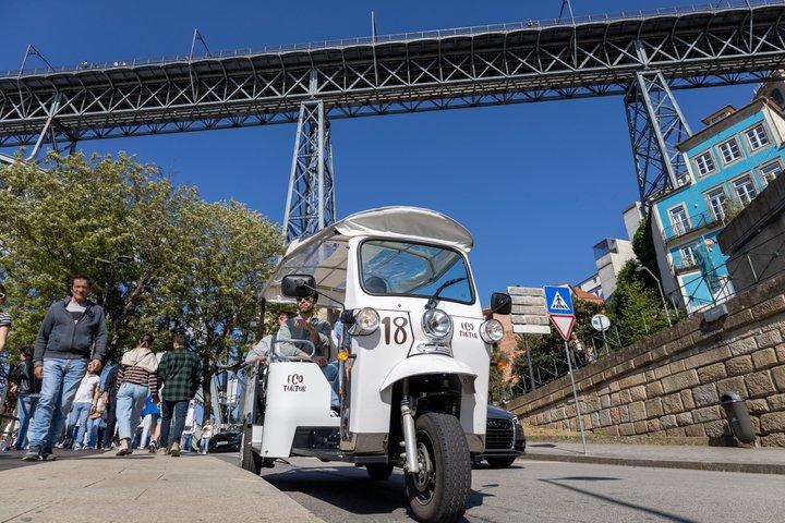 Food & Wine Porto Tour em Eco Tuk Tuk privado com um local