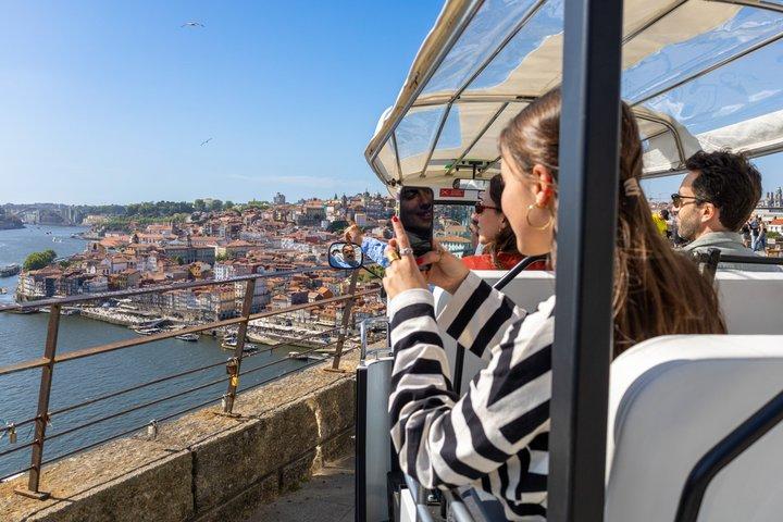 Food & Wine Porto Tour em Eco Tuk Tuk privado com um local