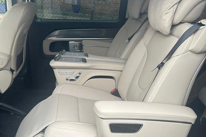オックスフォード シティ センターからロンドン ガトウィックへのプライベート運転手サービス